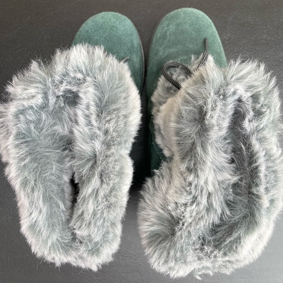 Bearpaw fuzzy boots - Picture 3 of 7